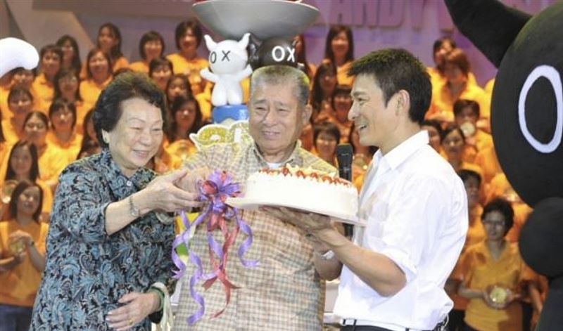 劉德華手捧遺像進火化場！「神情哀戚、雙眼泛紅」送亡父最後一程