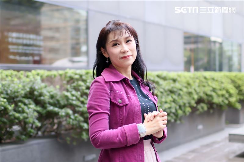 獨家／周子寒唱到一半被伸鹹豬手！男粉強拉險跌2米舞台　驚險過程曝