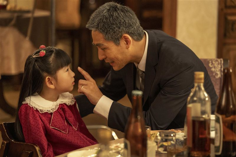 周渝民輕點鼻頭藏暗號!深情凝望林依晨《玄天上帝》全台破千萬