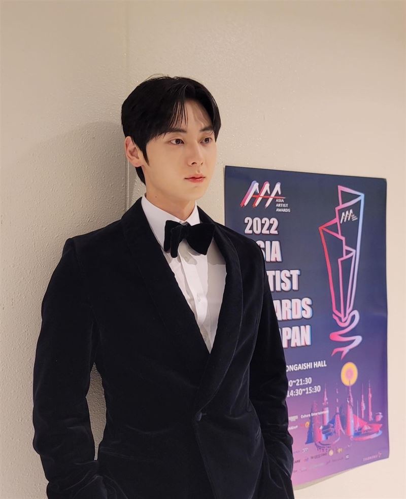 黃旼炫化身小迷弟！親遞獎給東方神起　台上「連5次鞠躬」反應超萌