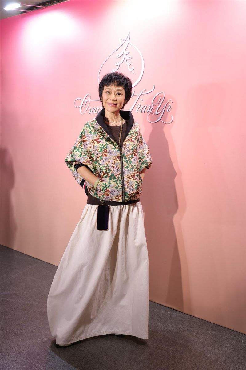 張艾嘉獨子結婚！王令塵激吻辣妻「幸福溢出來」新手婆婆親吐抱孫進度