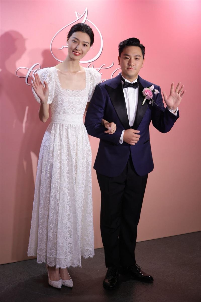 張艾嘉娶媳現場畫面曝光！大咖坐一排自拍　賓客星光熠熠如典禮紅毯