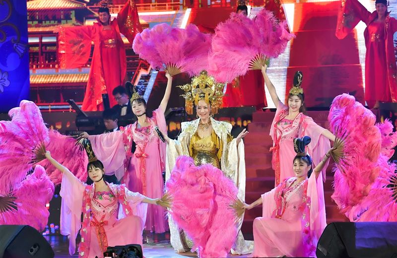 金佩姍化身小美人魚穿太露!曬美胸又穿貼身曲線全見 媽媽一看這樣說