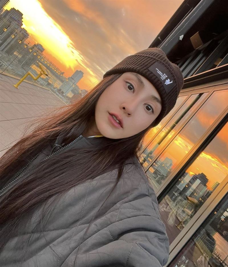 運動女神曬惹火泡湯照！穿比基尼「全身紅通通」纖細身材辣翻網