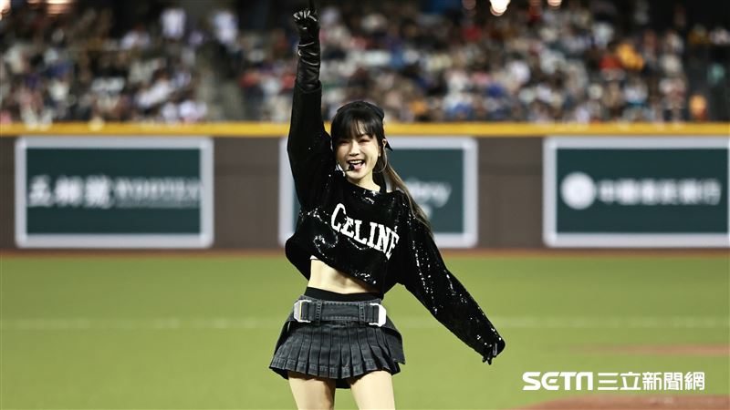 謝金燕大巨蛋開「鞋車」進場　獻唱招牌歌曲《姐姐》！球員、教練都嗨翻