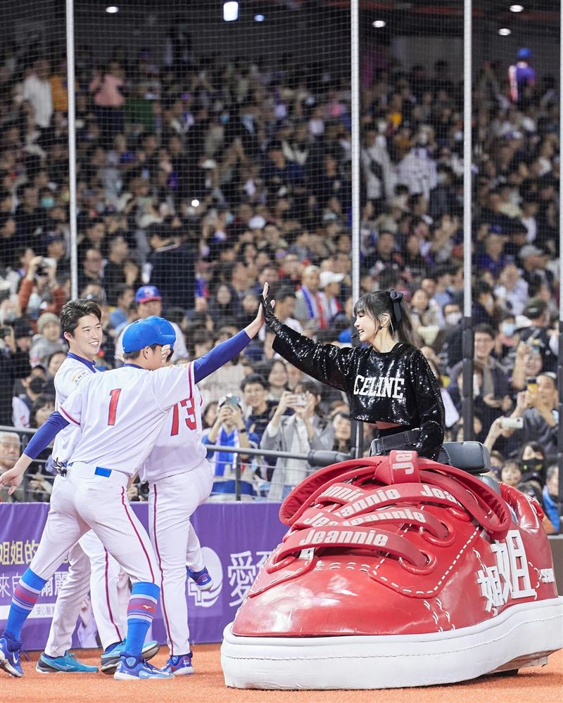 才登大巨蛋！謝金燕「長腿全開」火辣上巨車　網讚：太帥了