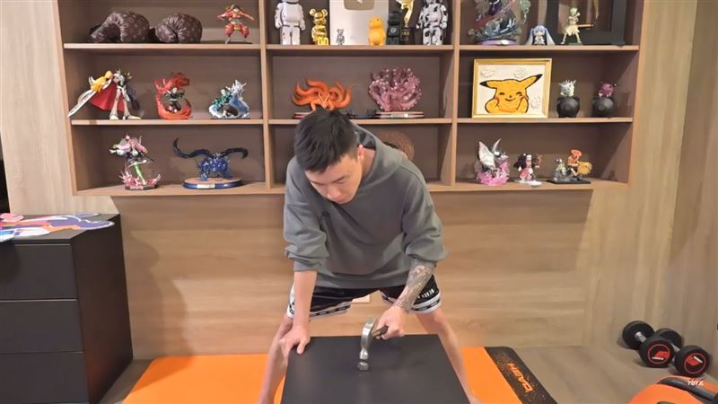 Toyz直播砸爛《英雄聯盟》S2世界冠軍戒指　再提1要求：Riot將他除名