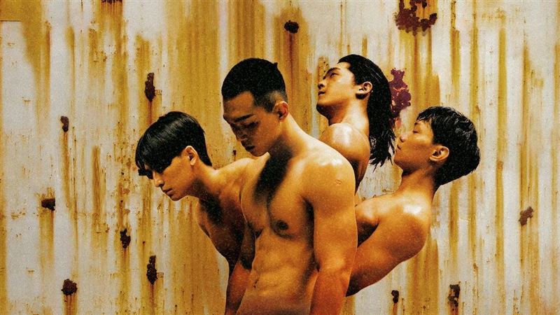 最高顏值搖滾樂團脫了！傻子與白痴4人曬肌拍封面照　主唱挑戰超大尺度