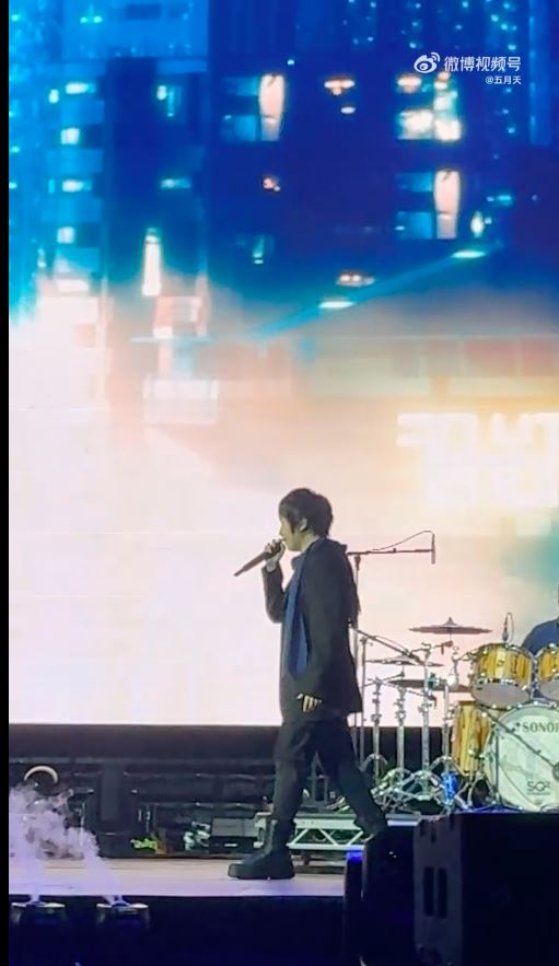 五月天遭疑假唱首露面！阿信跪地嘶吼　6萬網線上力挺全看哭