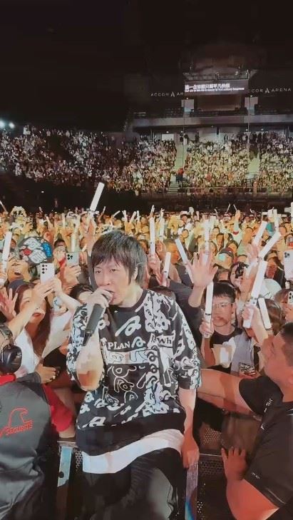 阿信唱到一半哽咽了！認「這幾天被罵很慘」鞠躬謝24年粉絲惹淚海