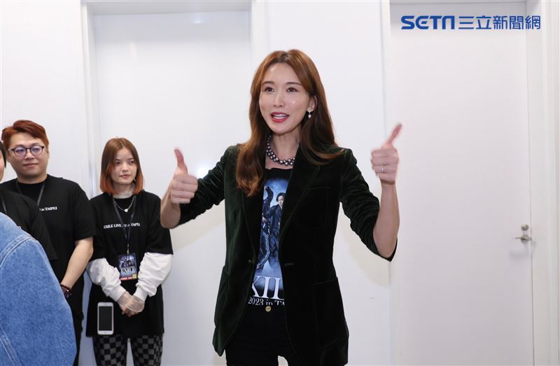 唱到一半衝到林志玲旁邊!AKIRA「無預警一舉動」甜爆 全場都尖叫