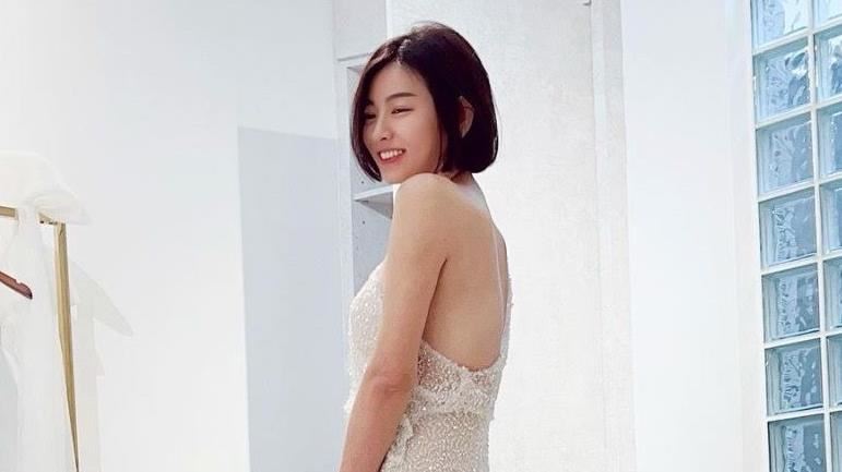 米可白辣破新尺度！薄透白紗洋裝根本全裸　身材曲線全看見