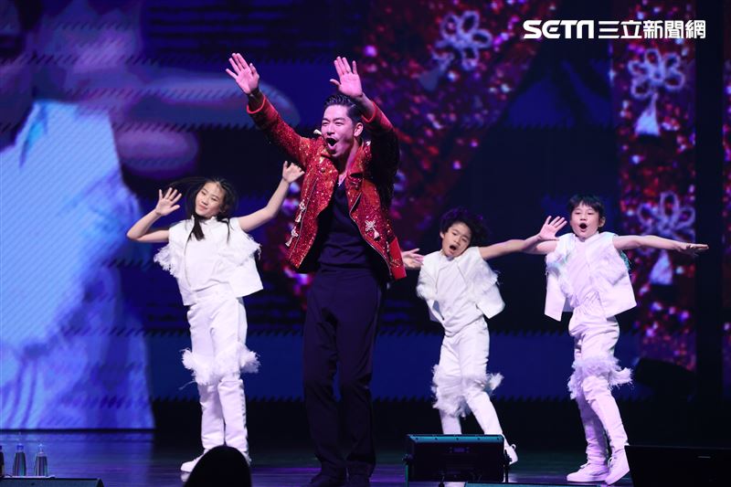 放浪兄弟開唱出事了!音響壞掉AKIRA照樣嗨跳「忘不了的回憶」