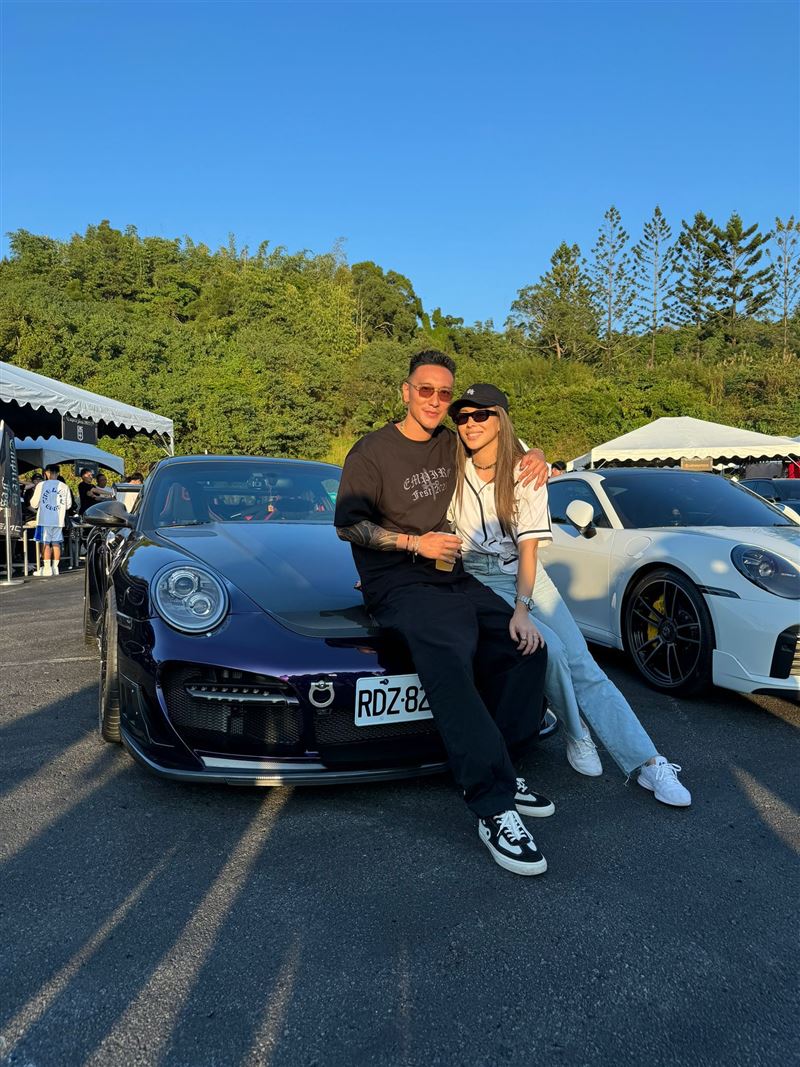 王陽明放閃蔡詩芸！平安夜「曬親吻照超甜」　祝福大家平安健康快樂