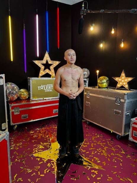 燃燒火劍只有他敢揮！　火吻刀傷沒在怕　世界都驚艷