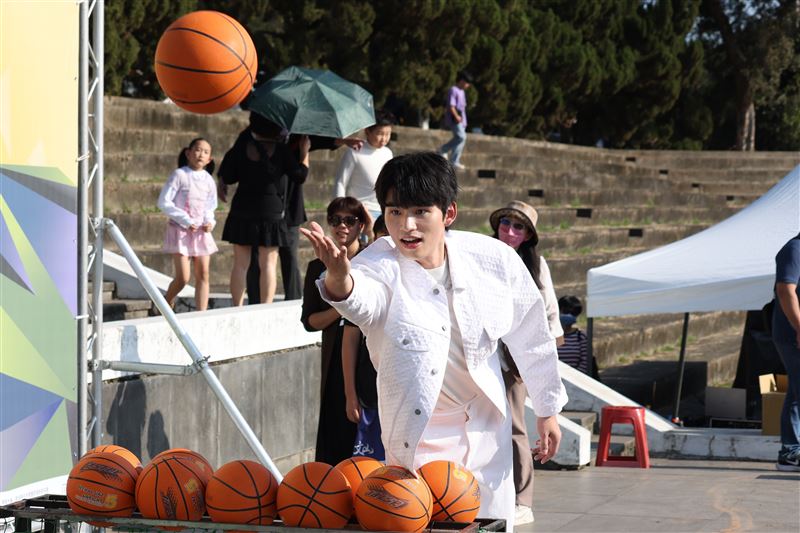 24歲《驕女》王品澔不藏了！驚見「一家六口」到場支持　家庭罕見曝光