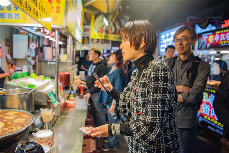 上野樹里饒河夜市掀暴動！觀光模式啟動　親讚「台灣這一點」日本輸了