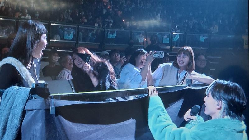 林宥嘉唱到一半衝下台！放閃丁文琪「怎麼那麼漂亮？」全場暴動