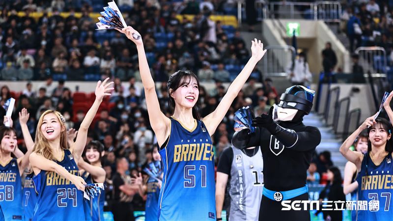 獨家／應援初登場！台灣粉絲太熱情　李晧禎現學中文：「太近了」