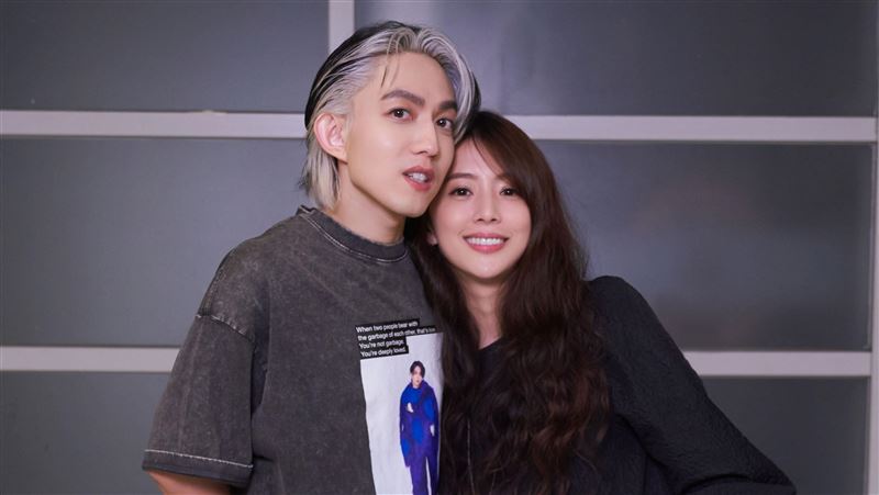 林宥嘉後台緊貼老婆丁文琪！手作花籃放閃　小卡片暗藏暖暖小貼心