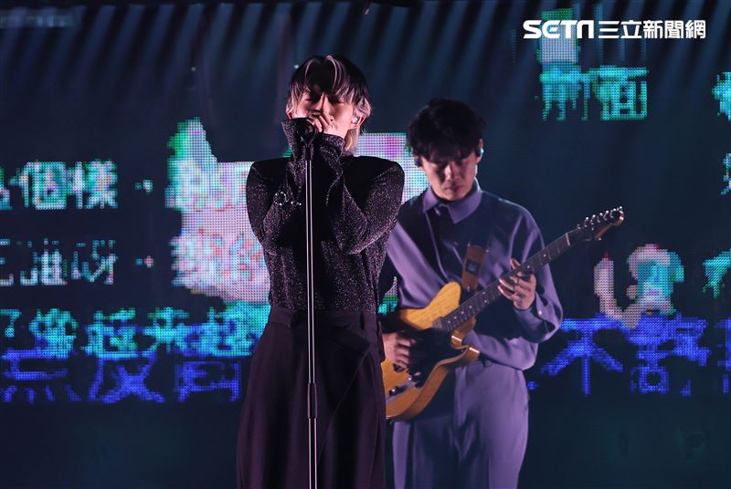 林宥嘉突襲！無預警突現身散場人群「加碼獻唱」粉絲暴動搶拍