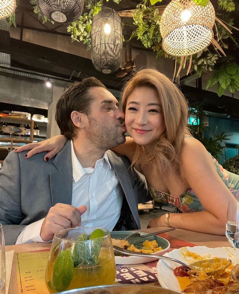 43歲黃湘怡懷孕了！甜嫁洋尪1個月「再曝喜訊」曬孕肚：最棒的禮物