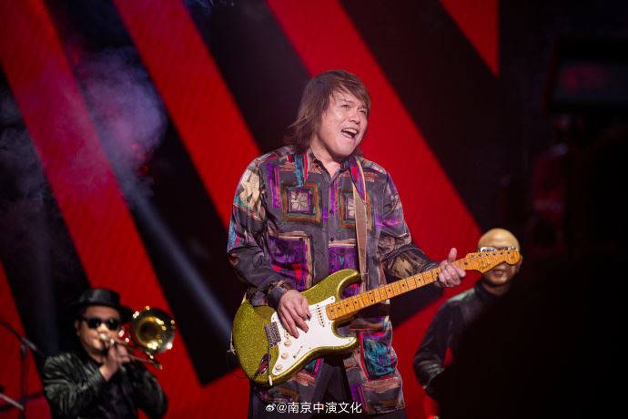 伍佰巡演下班失敗！重新揹上吉他的結果　讓他氣笑：幾個意思