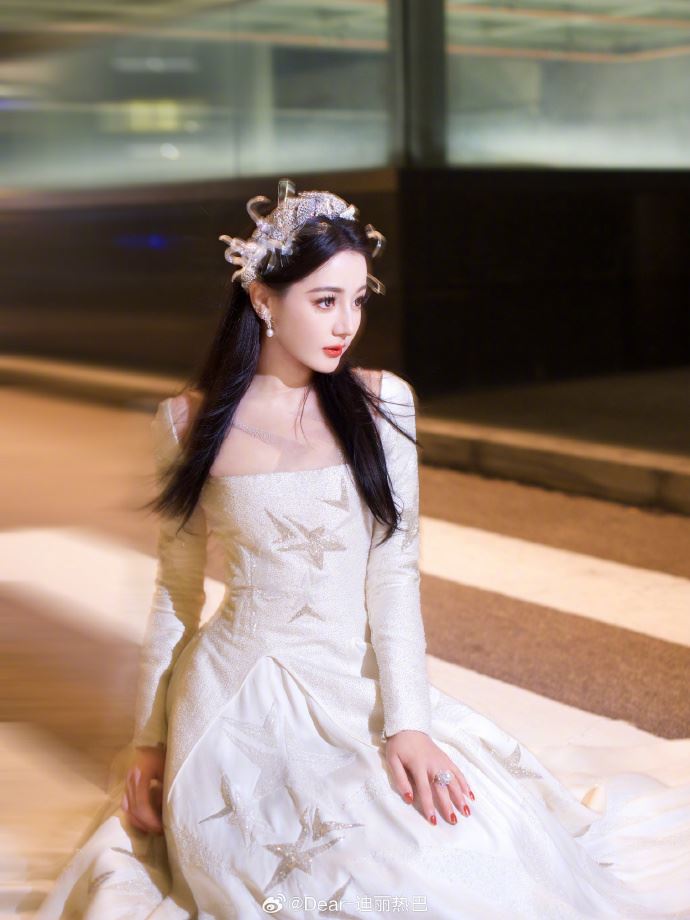 「新疆女神」差點親到工作人員！真實反應被看光　陸網驚呆喊1句