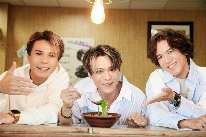 《紅人榜》男星改當街頭藝人！金曲歌王現身力挺　圍觀民眾搶拍