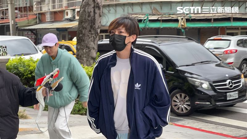 炎亞綸出庭後秒奔這地!化身「聖誕老公公」燦笑做愛心:任君挑選