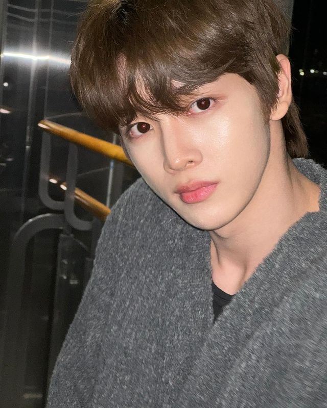 攝影師回來！RIIZE成燦「腹肌一閃而過」　韓論壇炸了