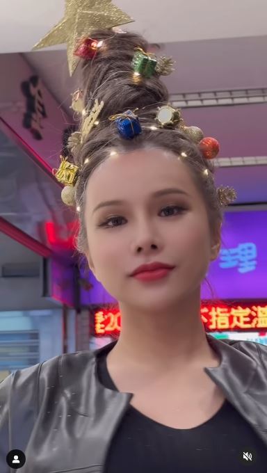 行走的聖誕樹!小A辣「秀超狂髮型還會發亮」 網笑翻:辛普森媽媽