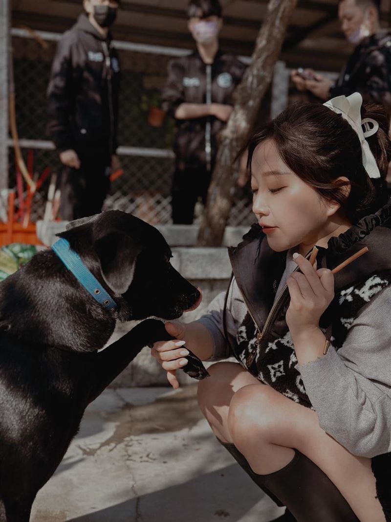 天后闆妹平安夜改走「樸實風」？網細看捐100萬驚呆：浪浪暖冬人美心善