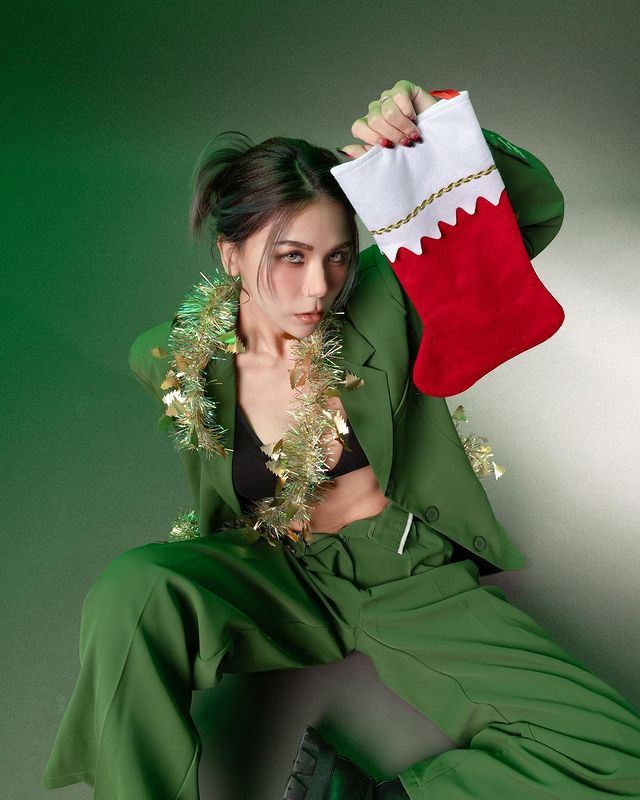 都是哈們!蕾菈穿綠衣過聖誕 與Joeman爆「地獄梗對話」