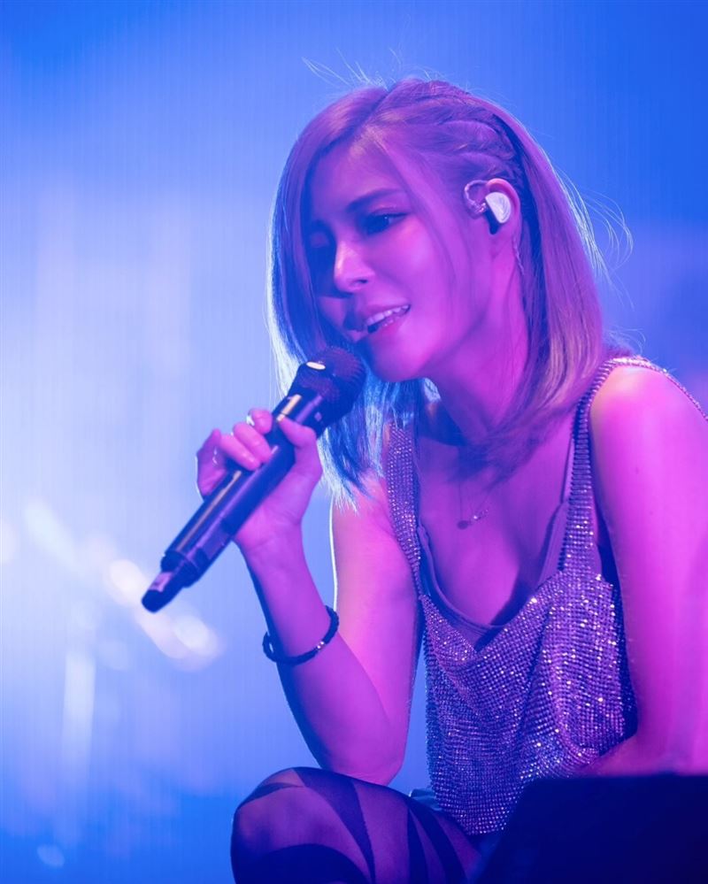 孟子孫女演唱會上淚崩！首簽新人神似小「周興哲」大露長腿展誠意