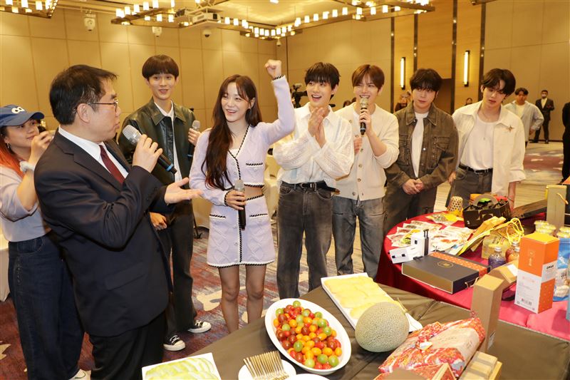 女神降臨！金世正台南陪跨年「有吃又有拿」狂讚寶島哈密瓜：吃過最甜