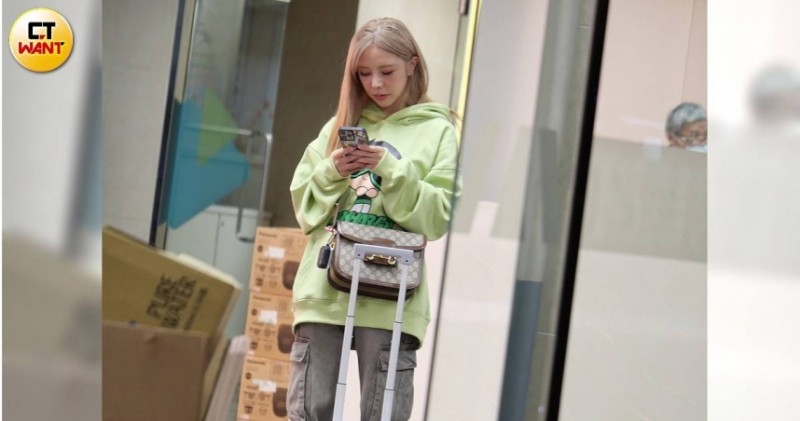 巫苡萱分手舊愛全是假！信義區「甜蜜約會」被直擊　深夜同返香閨過夜