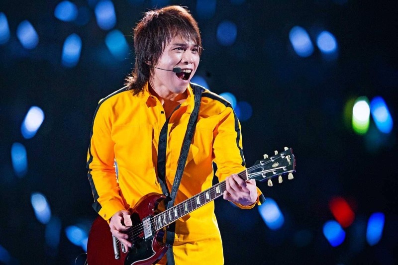 演唱會歌迷大合唱！粉絲付錢「請伍佰當聽眾」