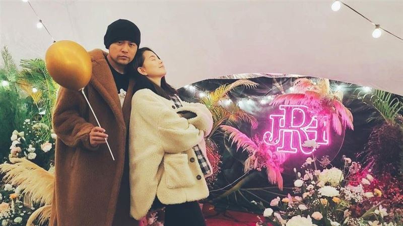 遭傳「被昆凌控出軌、多人運動」！周杰倫甜曬2照　手撕謠言