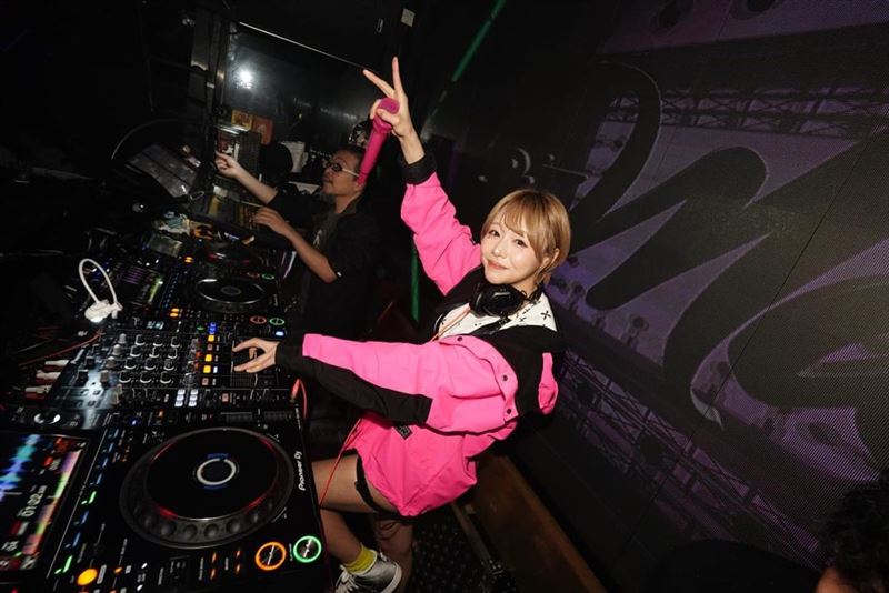 AV女神崩潰！現身台灣開箱嘗鮮「吃雞睪丸」一咬下去爆漿嚇到臉變形！