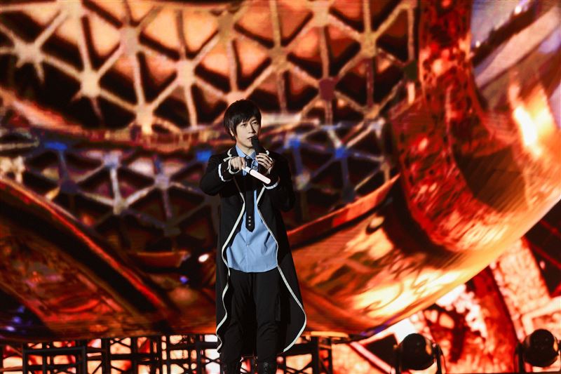 五月天阿信不忍了！台上二度爆粗口「突丟下麥克風」背後原因曝光