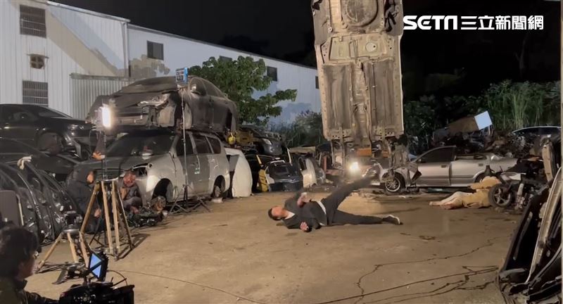 獨家／《天道》跨年夜敬業大場面！眾演員賀新年　他慘被車撞翻滾數圈