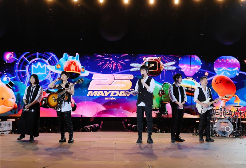 五月天「長達一分鐘」煙火秀超震撼　寵粉伴2.5萬歌迷邁向新年