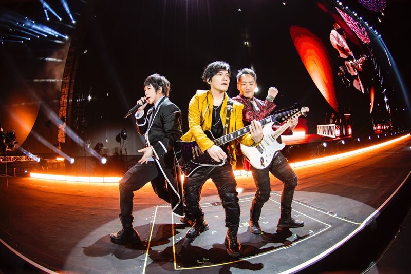 五月天演唱會「王傑來了」！阿信突下跪求饒　崩潰喊：麥來亂啦