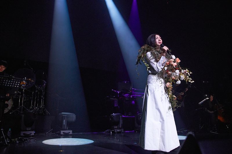 萬芳唱到一半！大咖歌王無預警現身　飆唱《愛情限時批》私交曝光