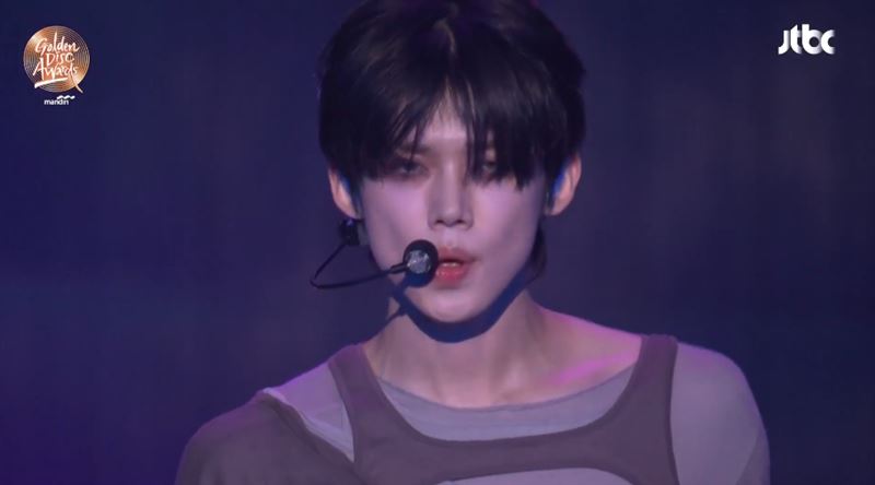 TXT崔然竣cover舞台超狂！「解開緞帶+性感腹肌」網全瘋