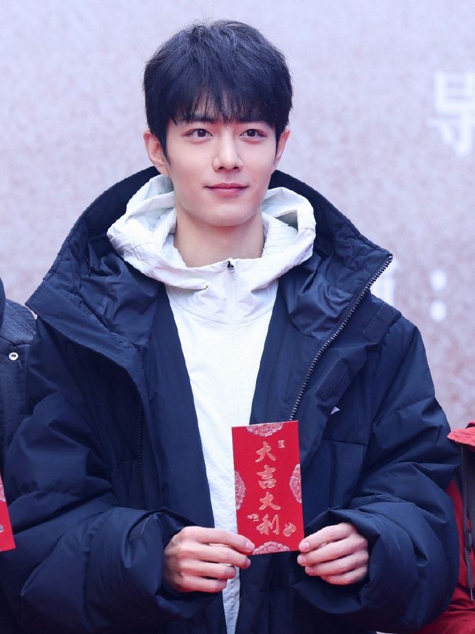 粉絲顧拍廣告牆！「沒發現本尊站後面偷笑」　網友全替惋惜