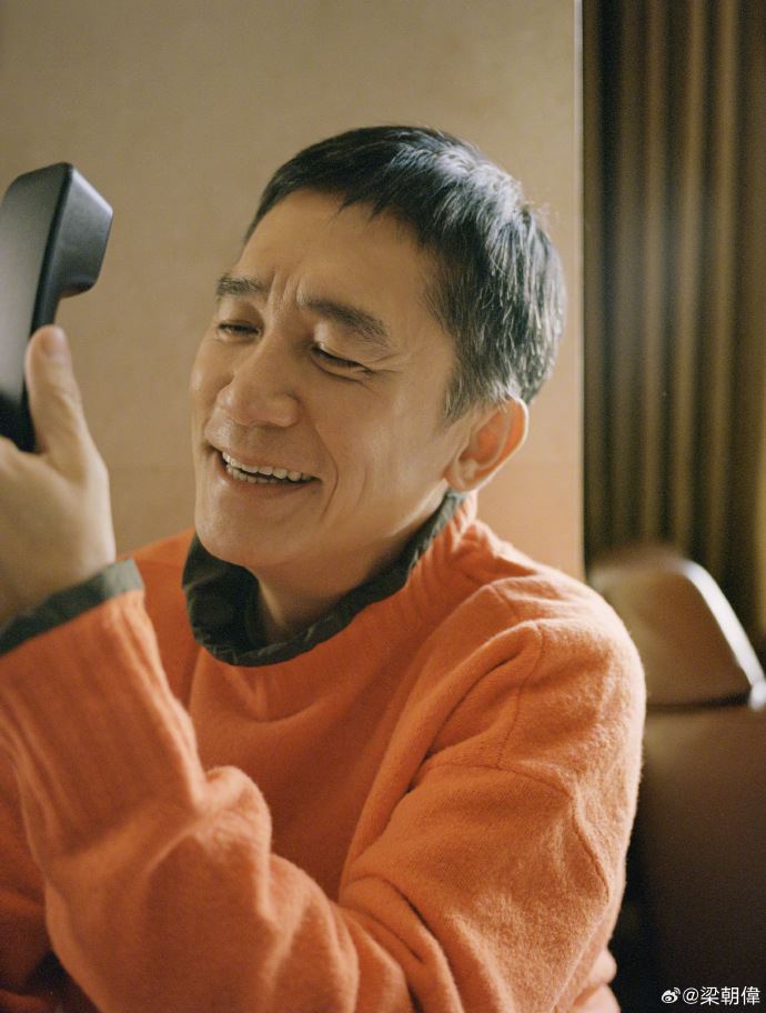 梁朝偉說自己不內向!「下意識肢體語言」全被拍 網:身體很誠實