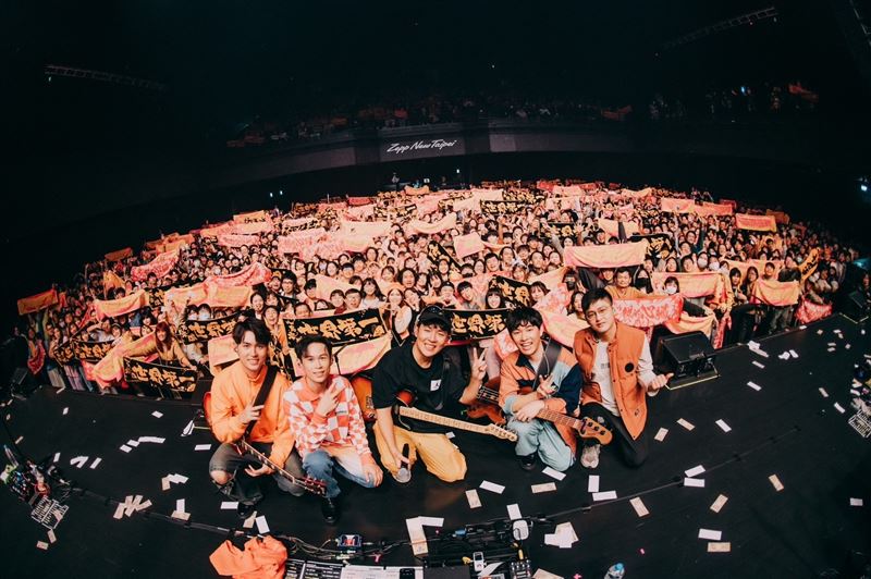 人氣夯團唱到一半！台下觀眾不忍了　突喊「退票」背後原因曝光