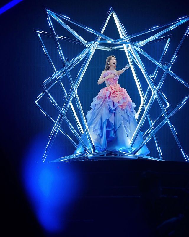 楊丞琳才險再失言！曬舞台照「抱怨新衣服有問題」：不會再穿了